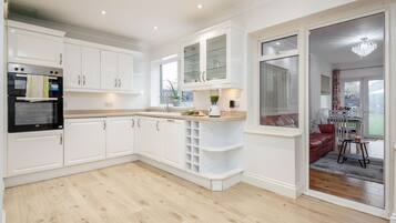 Deluxe House | Private kitchen | Full-size fridge, microwave, oven, dishwasher