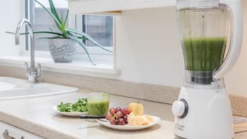 Deluxe House | Private kitchen | Full-sized fridge, microwave, oven, dishwasher