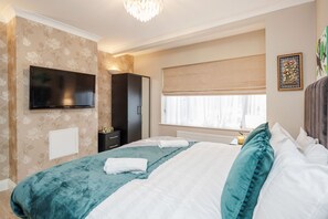 Deluxe House | 4 bedrooms, premium bedding, iron/ironing board, free WiFi - Enfield House (Enfield)