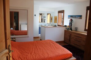 4 chambres, fer et planche à repasser, Wi-Fi, draps fournis