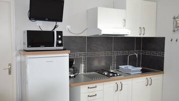 Réfrigérateur, micro-ondes, plaque de cuisson, cafetiÚre/bouilloire