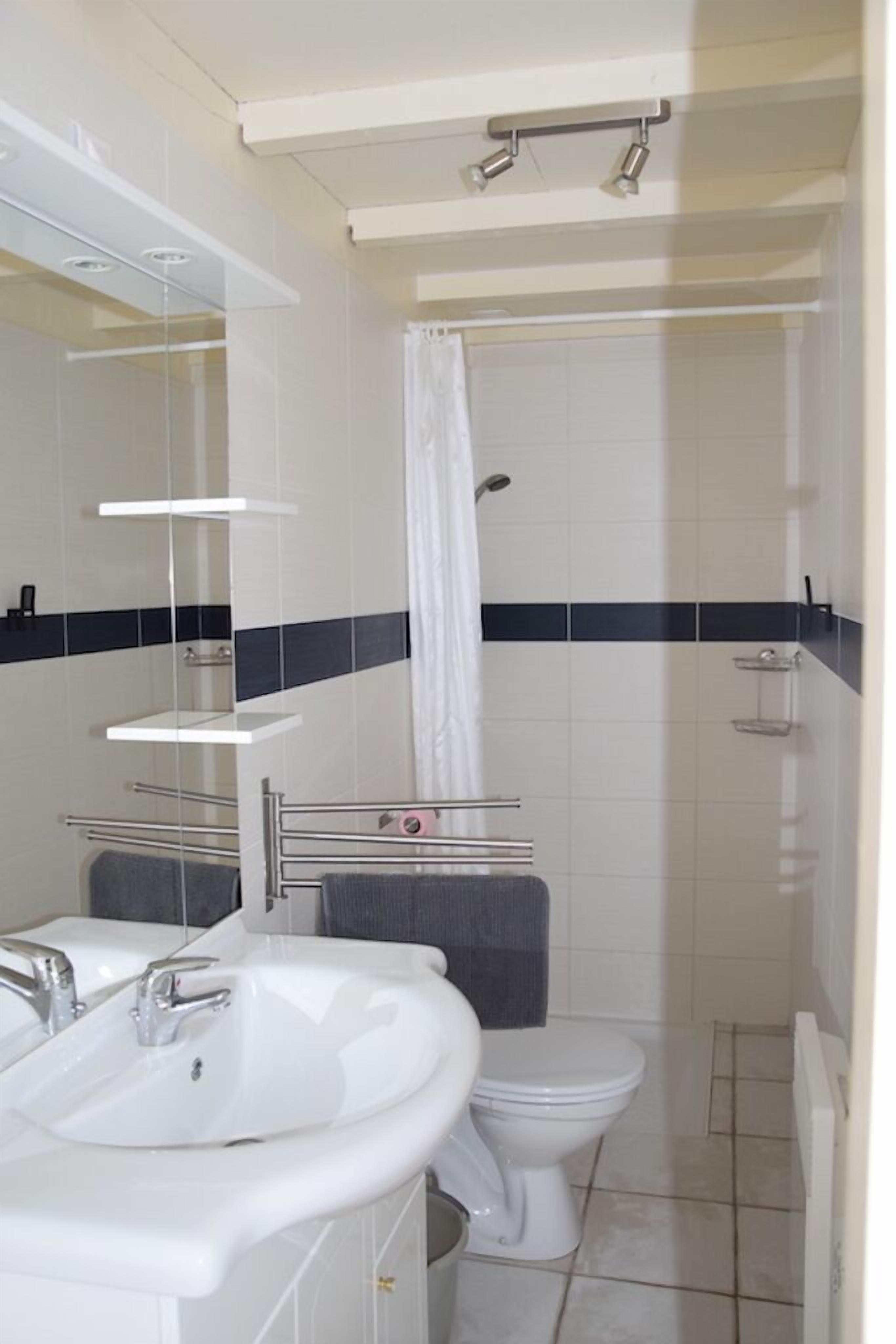 Douche, sèche-cheveux, papier toilette