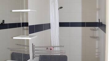 Douche, sĂšche-cheveux, papier toilette
