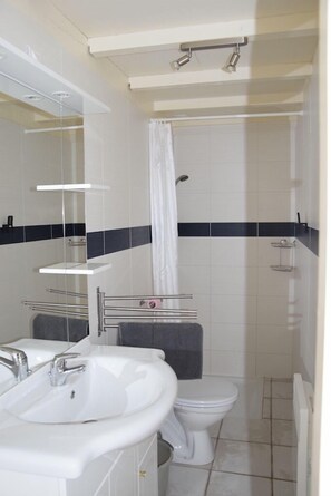 Dusche, Haartrockner, Toilettenpapier
