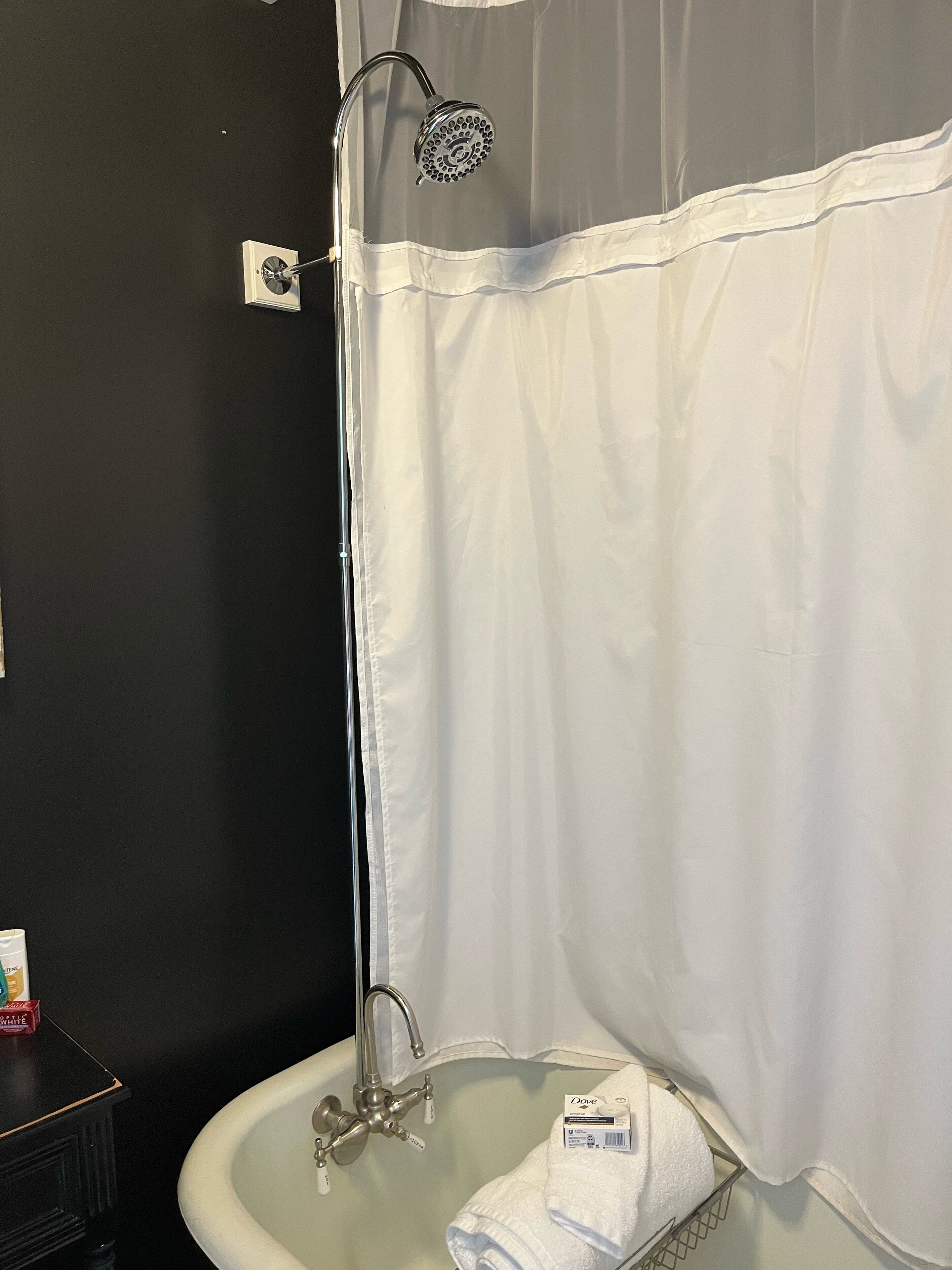 Ensemble douche/baignoire, sèche-cheveux, serviettes fournies, savon