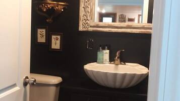 Ensemble douche/baignoire, sèche-cheveux, serviettes fournies, savon