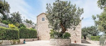 Secluded old farmhouse with a view and pool to relax in total quiet.