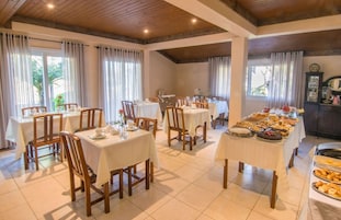 Café da manhã com buffet grátis todos os dias