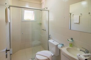 Shower, towels - Pousada Recanto do Tirol (Gramado)