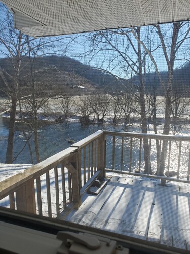 Cozy Riverfront Cabin