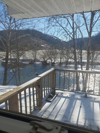 Cozy Riverfront Cabin