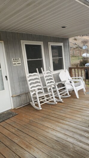 Terrace/patio - Cozy Riverfront Cabin (Mendota)