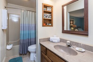 Baignoire, sèche-cheveux, serviettes fournies, savon