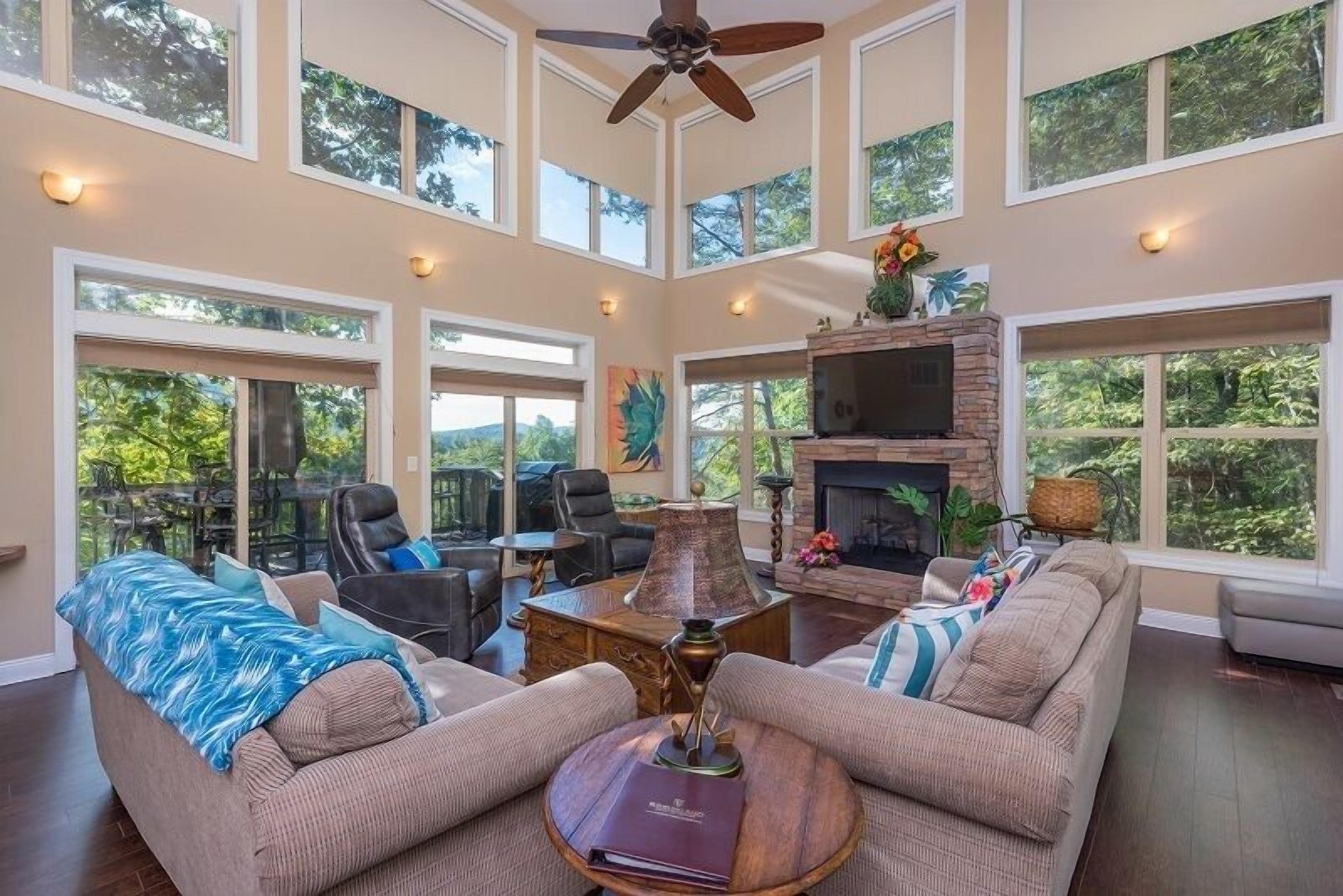 Flachbildfernseher, Kamin, DVD-Player