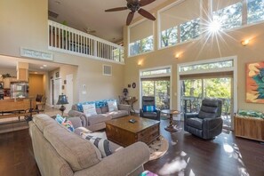 Flatskjerm-TV, peis og DVD-spiller