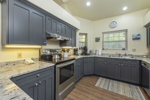 Fridge, microwave, oven, stovetop - Stonecrest 148 at Rumbling Bald (Lake Lure)