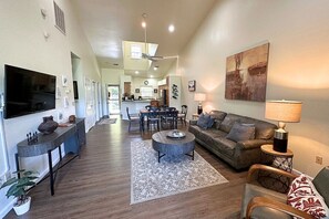 Télévision, cheminée, lecteur de DVD