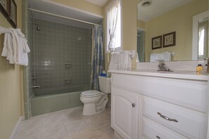 Een bad, een haardroger, handdoeken