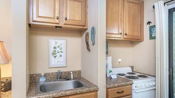 Full-size fridge, microwave, oven, coffee/tea maker