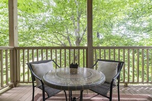 Outdoor dining - Apple Valley 57 at Rumbling Bald (Lake Lure)