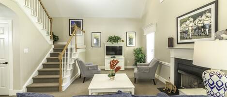 Televisie, een open haard, een dvd-speler en een tafeltennistafel