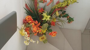 A staircase with a floral arrangement at the top landing. - T1 apartment in the city center of Grand-Baie 2 minutes from the beach (Grand Baie)