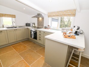 Cottage | Private kitchen | Fridge, dishwasher, electric kettle, toaster - Rhytty Bach (Ty Croes)