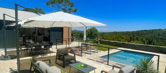Villa Beauregard center Uzès with view on the heure valley and swimming pool
