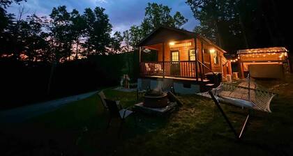Dreamy Couples Cabin w/ Hot Tub & Fire pit