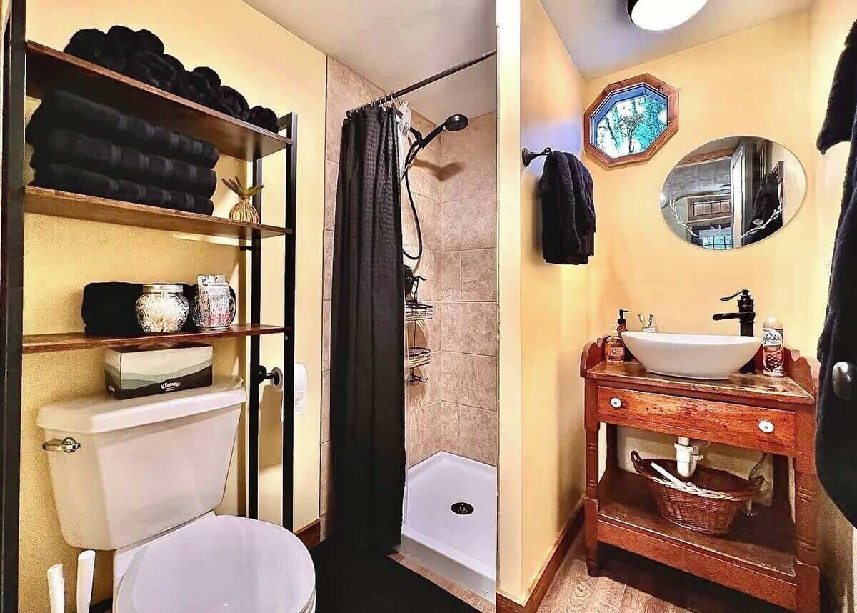 Een douche, een haardroger, handdoeken, shampoo