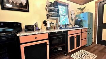 Køleskab, mikrobølgeovn, ovn, kogeplade