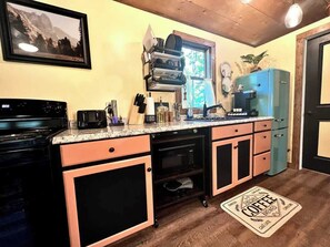 Kylskåp, mikrovågsugn, ugn och spishäll