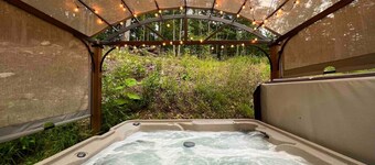 Dreamy Couples Cabin w/ Hot Tub & Fire pit