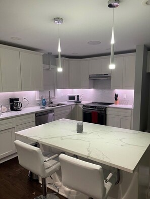 Fridge, microwave, oven, stovetop - 240-Upscale Modern Fun House!!! (Atlanta)