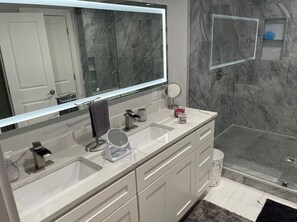 Combined shower/bathtub - 240-Upscale Modern Fun House!!! (Atlanta)