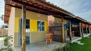 Minibar, decoración personalizada y escritorio