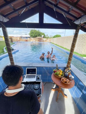 Bar à beira da piscina