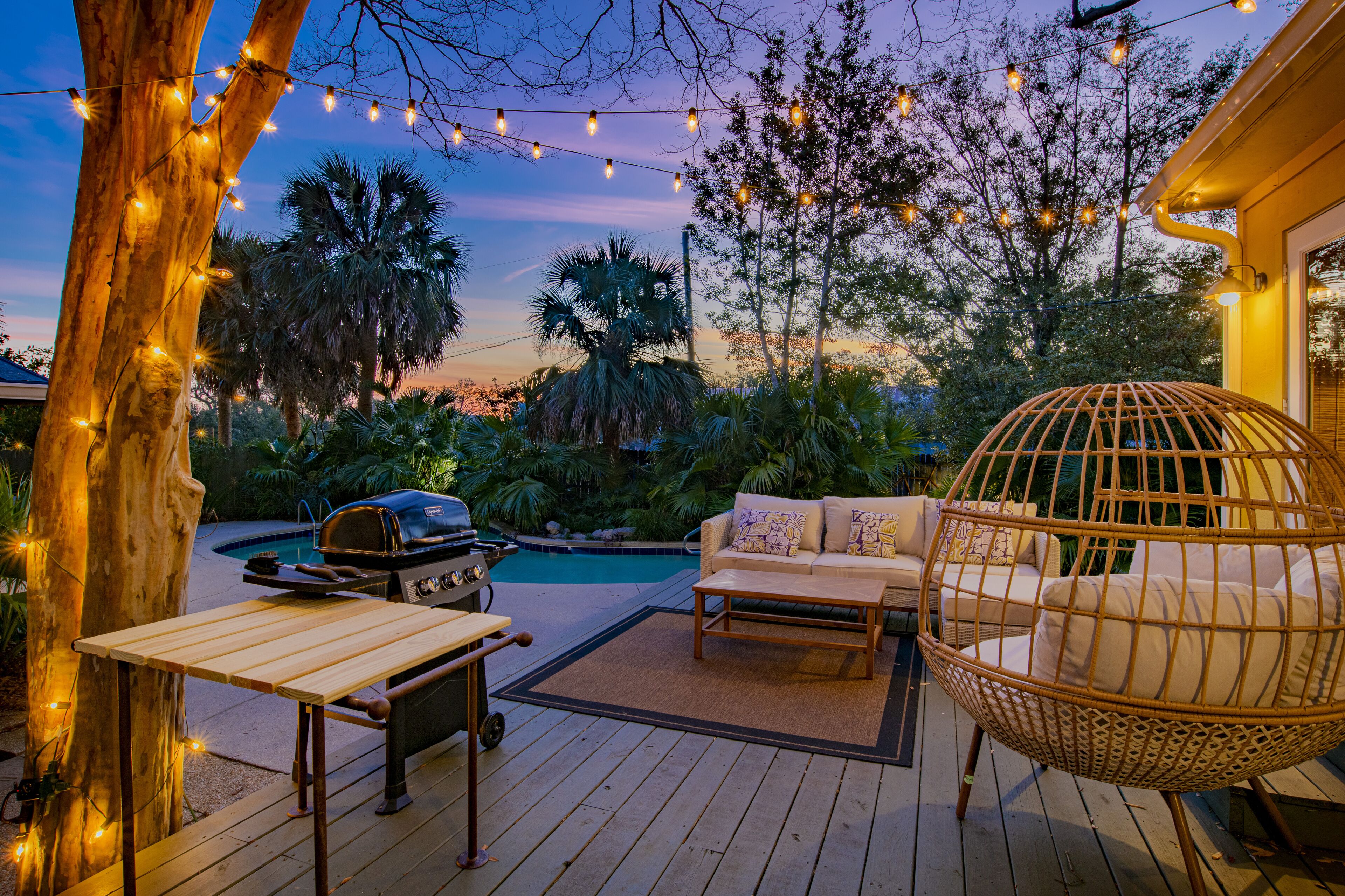 Private Pool, Minutes to Beaches & Downtown Pensacola, Lots of Parking Space