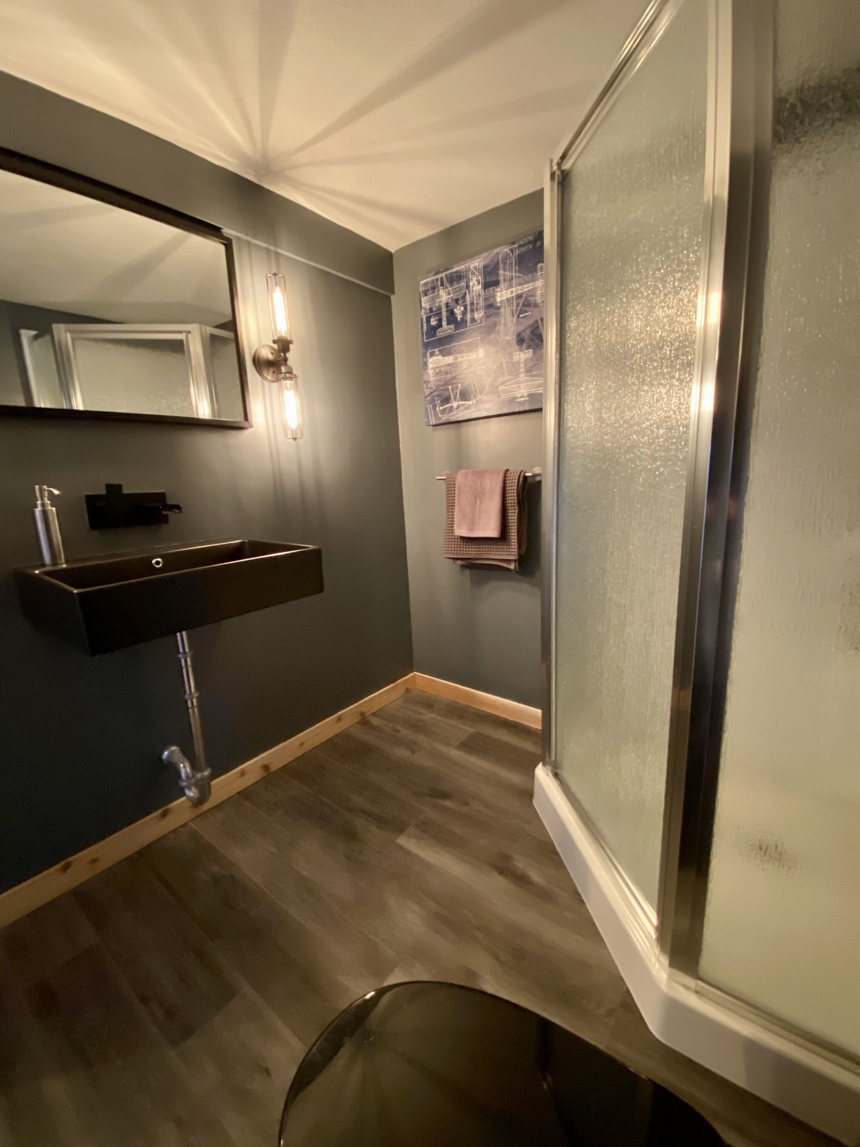 Een douche, een haardroger, handdoeken, zeep