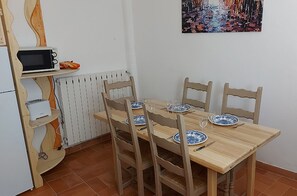 Dining - Vacation apartment near Mt Vetoux, in the heart of a small Provencal village (Saint-Pierre-de-Vassols)