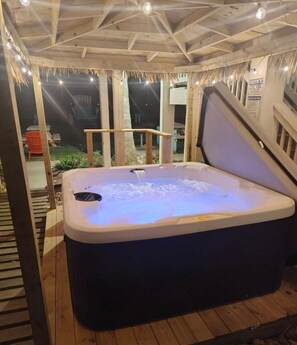 Outdoor spa tub - Salty Suites Cottage 1~Beachfront! Opt Beach Cart! (Bolivar Peninsula)