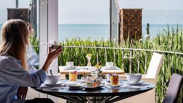 Café da manhã completo grátis todos os dias