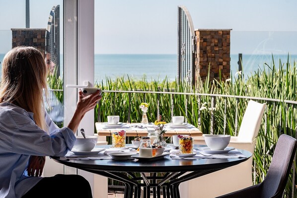 Desayuno completo gratuito y diario