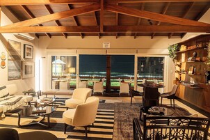 Con vista a la piscina, abre todos los días