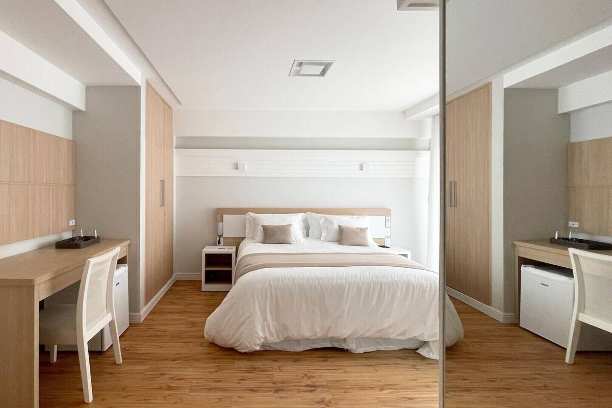 Hochwertige Bettwaren, Minibar, Zimmersafe, Schreibtisch