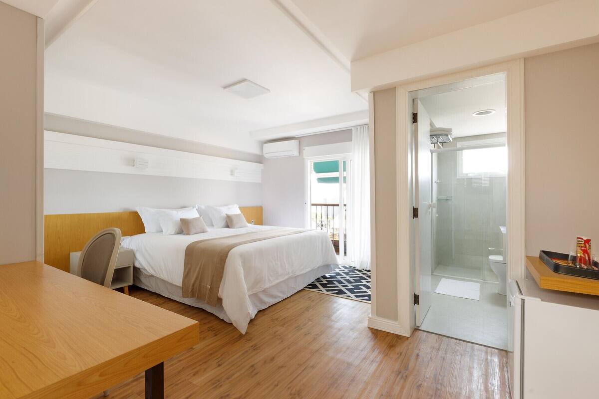 Hochwertige Bettwaren, Minibar, Zimmersafe, Schreibtisch
