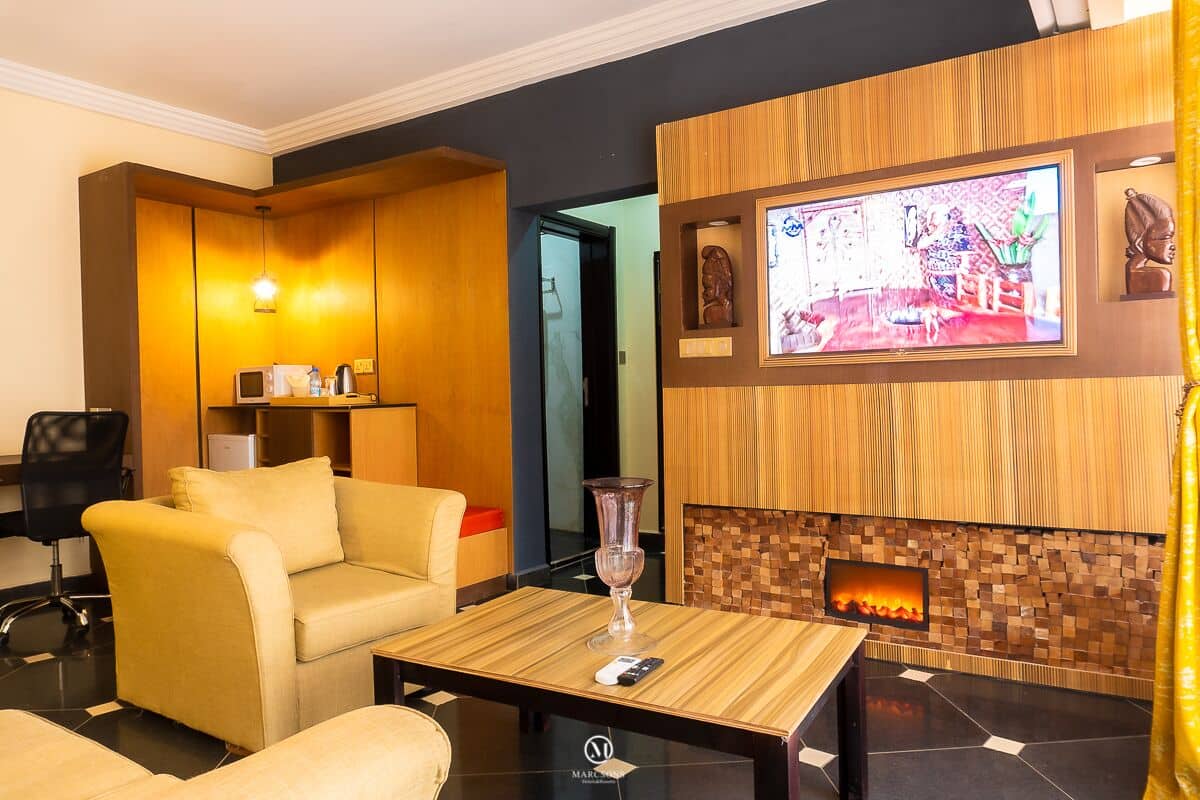 Deluxe suite, 1 slaapkamer, bad, uitzicht op zwembad | 1 slaapkamer, lakens van Egyptisch katoen, luxe beddengoed