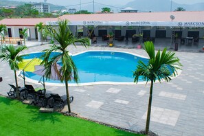 Outdoor pool, free pool cabanas, pool loungers