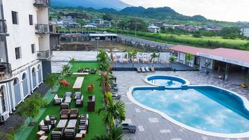 Outdoor pool, free pool cabanas, pool loungers