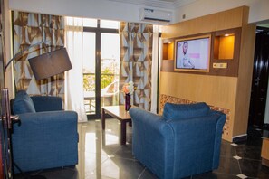 Deluxe Suite, 1 Bedroom, Bathtub, Pool View